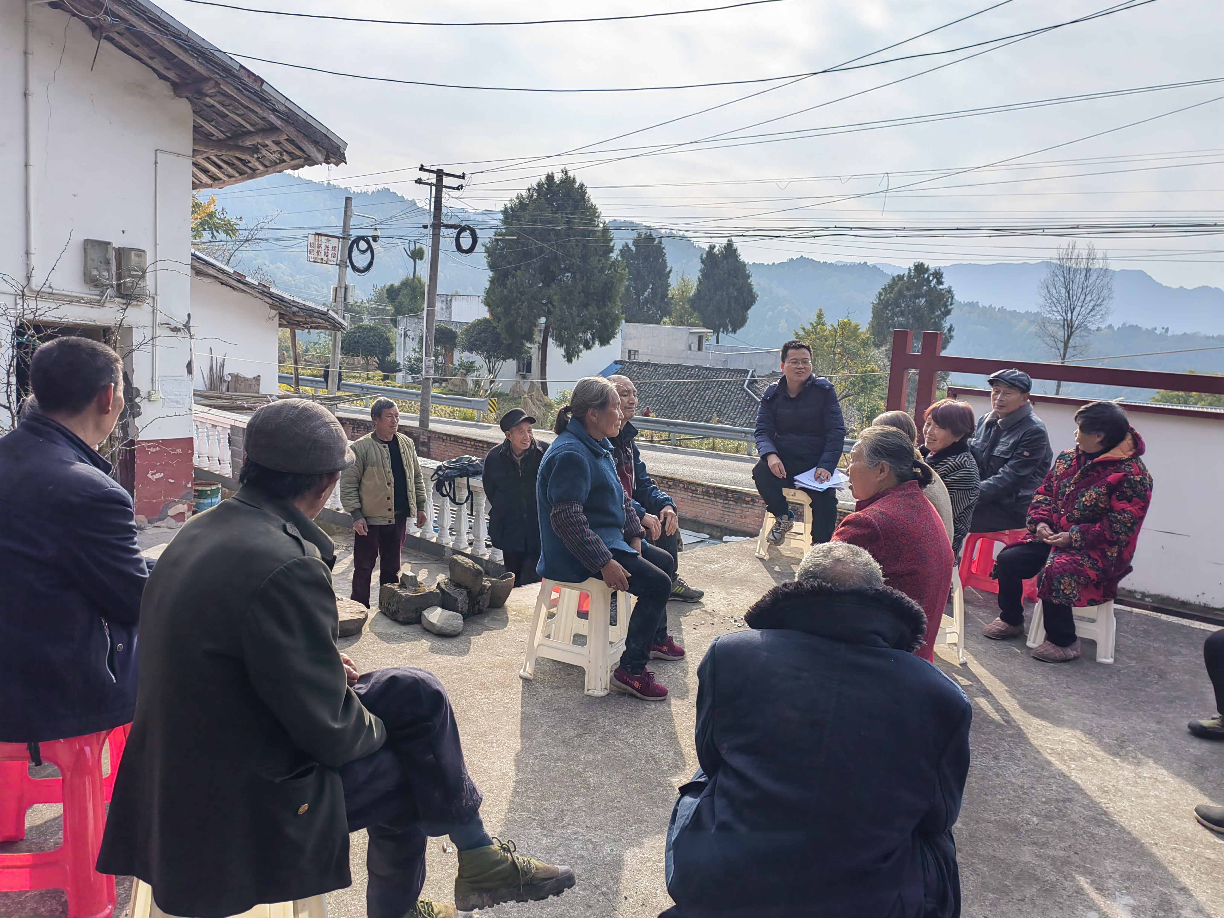 李杰超(中間)組織召開壩壩會,宣講政策,傾聽群眾意見建議_看圖王 李杰超(中間)組織召開壩壩會,宣講政策,傾聽群眾意見建議_看圖王