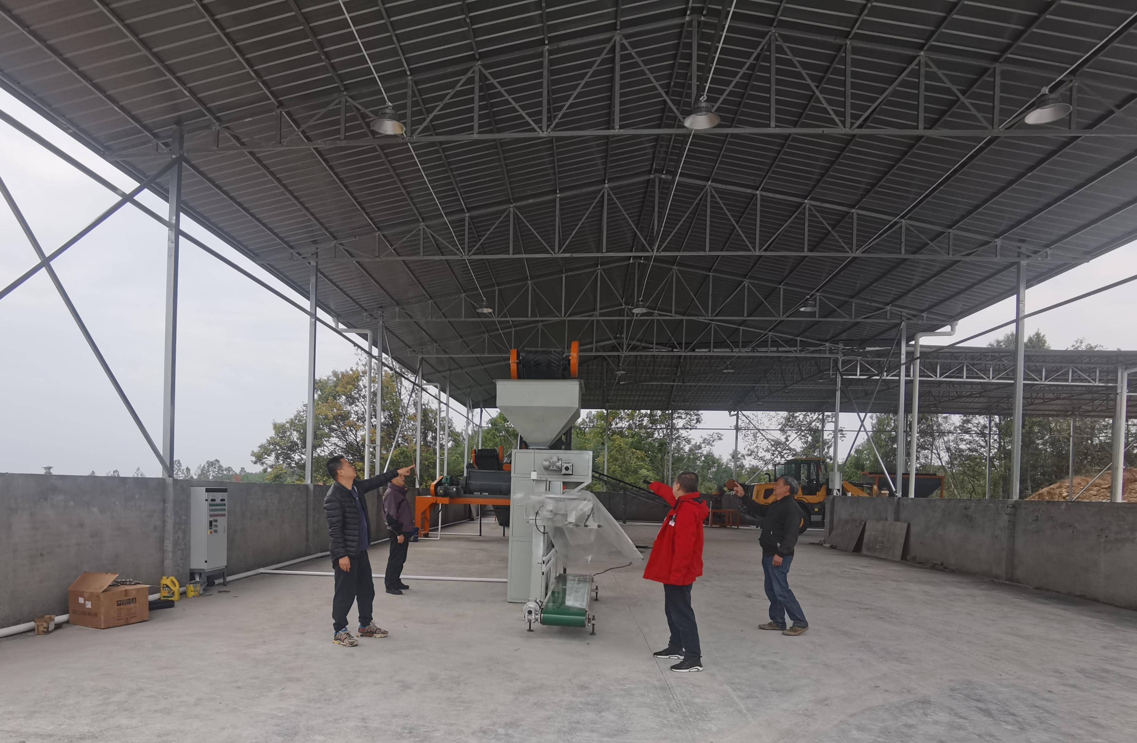 李杰超(左一)與村社干部、駐村隊員查看有機肥廠設備采購情況 李杰超(左一)與村社干部、駐村隊員查看有機肥廠設備采購情況