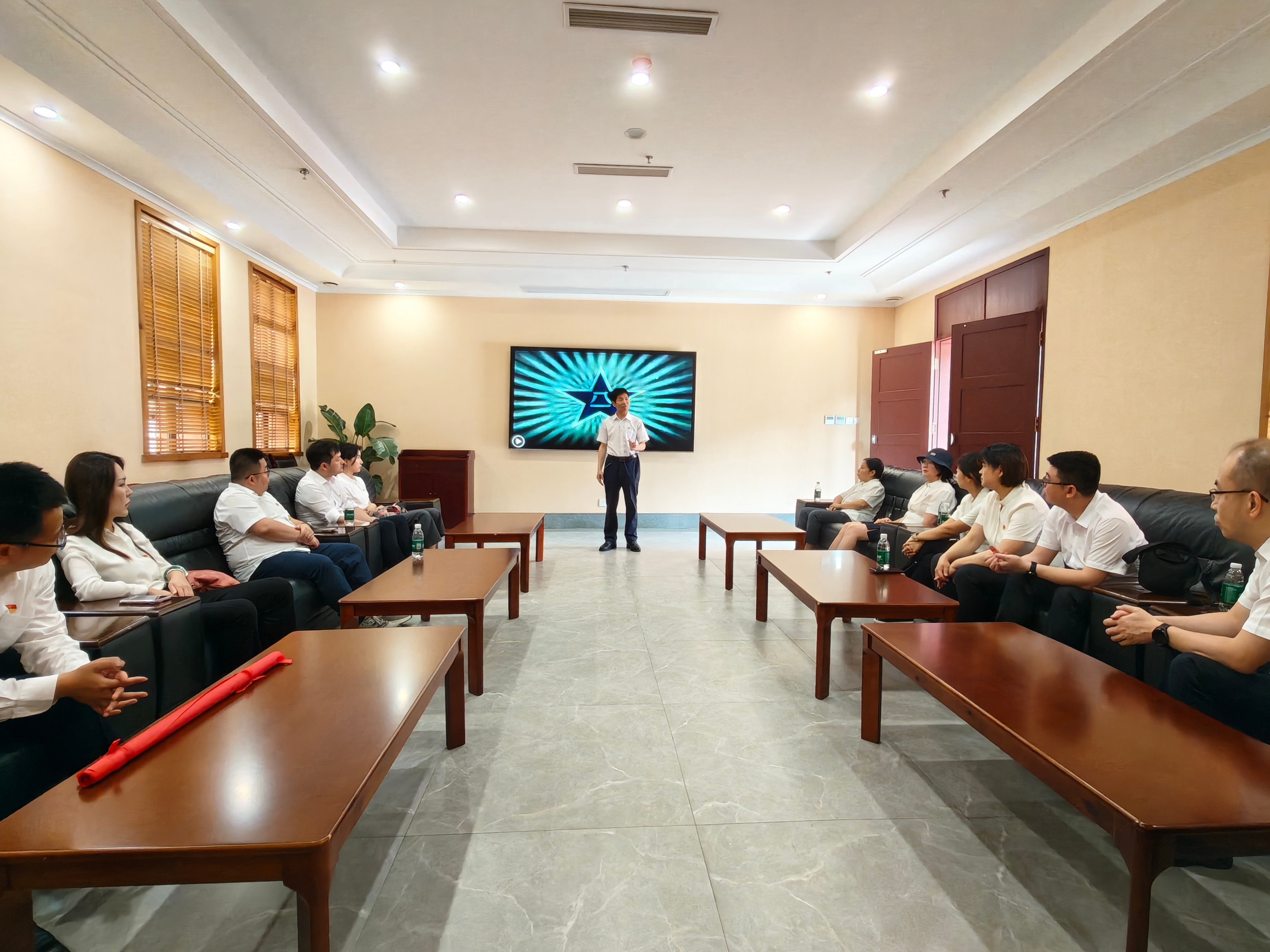 資管公司第三黨支部開展“追尋榮軍足跡  筑牢廉潔防線”主題黨日活動(dòng)